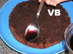 Se însiropează blatul cu zeama de la vişine